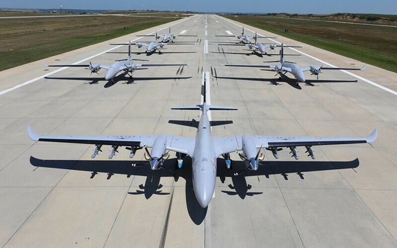 <h3><strong>BAYRAKTAR AKINCI </strong></h3><p>> Firma: Baykar</p><p>> En çok Türk Silahlı Kuvvetleri tarafından kullanılıyor</p><p>> İlk uçuş: 2019</p><p>> Menzil: 150 mph'de 4.700 mil</p><p>> Taşıma kapasitesi: 2.976 lb</p>