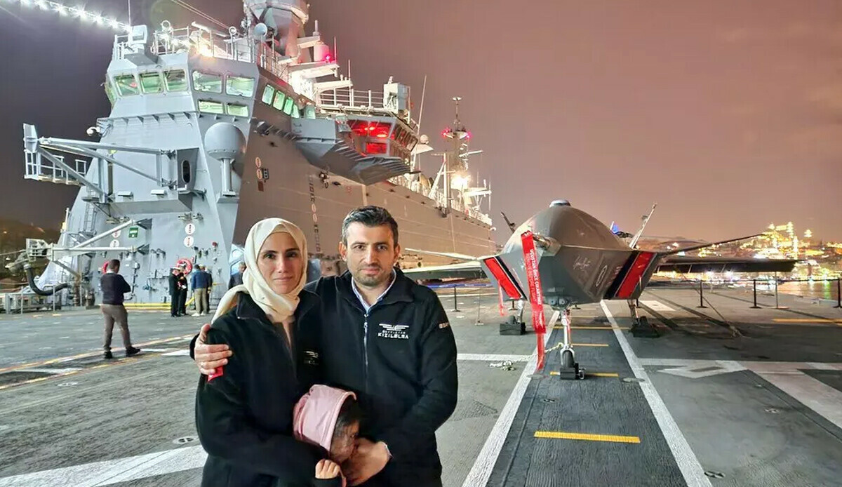 Selçuk Bayraktar, TCG Anadolu&#039;dan paylaştı: Ayasofya&#039;nın kapısında ilk nöbet