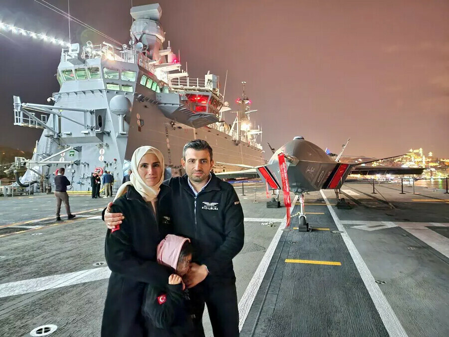 Selçuk Bayraktar, TCG Anadolu'dan paylaştı: Ayasofya'nın kapısında ilk nöbet Selçuk Bayraktar, TCG Anadolu'dan paylaştı: Ayasofya'nın kapısında ilk nöbet