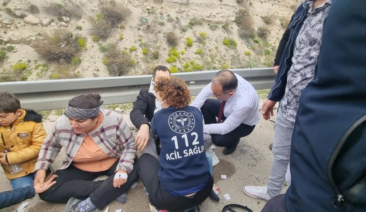 Afyonkarahisar'da kazada acı tesadüf! Seçim gezisindeki AK Partili doktor adayın ilk müdahaleyi yaptı ama yaralı kurtarılamadı Afyonkarahisar'da kazada acı tesadüf! Seçim gezisindeki AK Partili doktor adayın ilk müdahaleyi yaptı ama yaralı kurtarılamadı