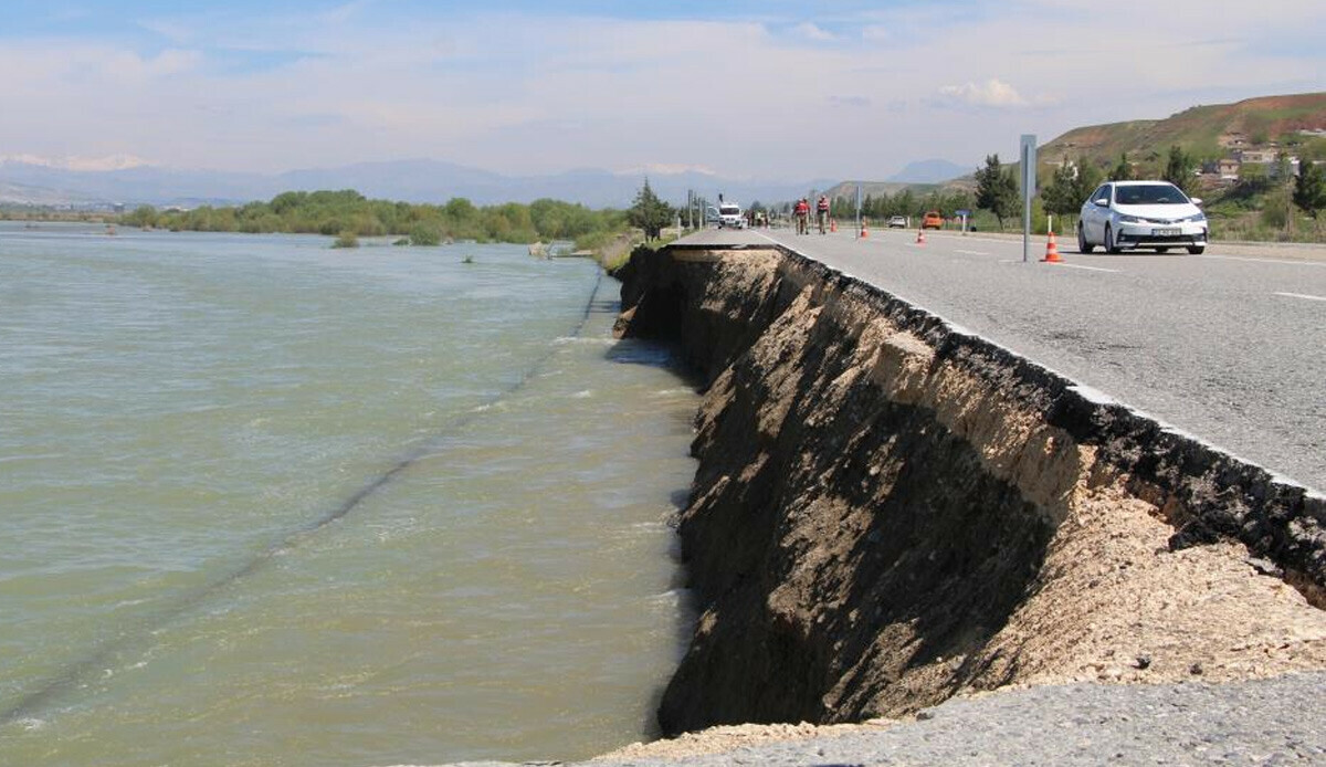 Batman’da yükselen baraj suları ana yolu çökertti!