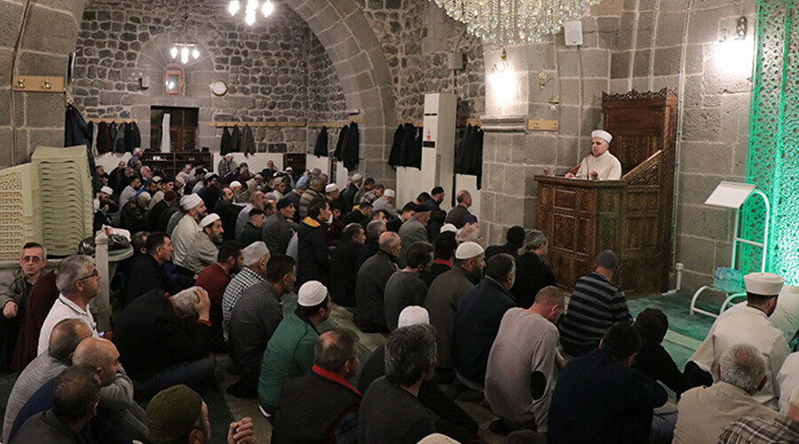 Camilerde 'Kadir Gecesi' yoğunluğu: Ramazanın 'en kıymetli gece'si dualarla idrak edildi Camilerde 'Kadir Gecesi' yoğunluğu: Ramazanın 'en kıymetli gece'si dualarla idrak edildi - 1. Resim
