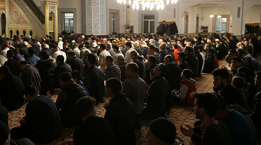 Camilerde 'Kadir Gecesi' yoğunluğu: Ramazanın 'en kıymetli gece'si dualarla idrak edildi Camilerde 'Kadir Gecesi' yoğunluğu: Ramazanın 'en kıymetli gece'si dualarla idrak edildi - 2. Resim