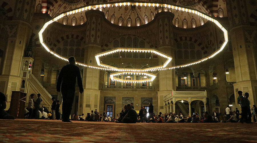 Camilerde 'Kadir Gecesi' yoğunluğu: Ramazanın 'en kıymetli gece'si dualarla idrak edildi Camilerde 'Kadir Gecesi' yoğunluğu: Ramazanın 'en kıymetli gece'si dualarla idrak edildi - 3. Resim