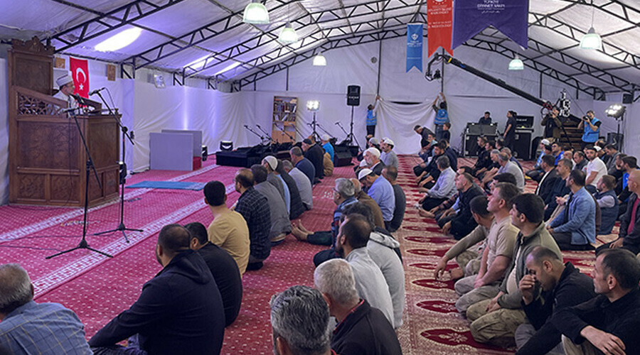 Camilerde 'Kadir Gecesi' yoğunluğu: Ramazanın 'en kıymetli gece'si dualarla idrak edildi Camilerde 'Kadir Gecesi' yoğunluğu: Ramazanın 'en kıymetli gece'si dualarla idrak edildi - 4. Resim