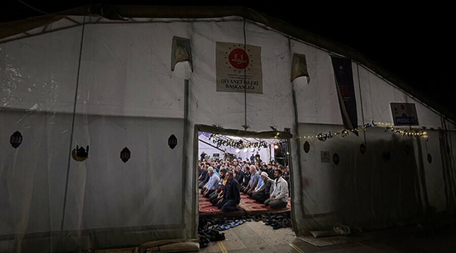 Camilerde 'Kadir Gecesi' yoğunluğu: Ramazanın 'en kıymetli gece'si dualarla idrak edildi Camilerde 'Kadir Gecesi' yoğunluğu: Ramazanın 'en kıymetli gece'si dualarla idrak edildi - 5. Resim