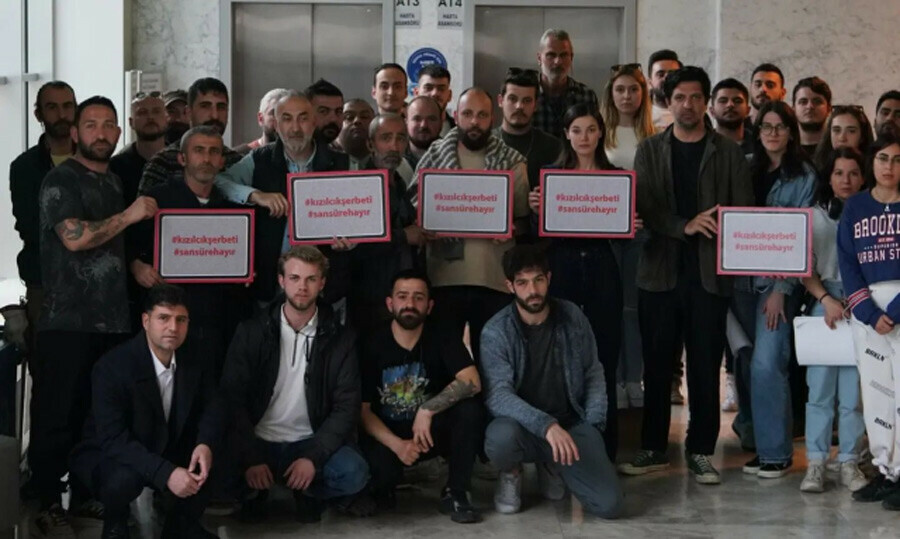 Yargı’dan Kızılcık Şerbeti’ne destek: 5 yayın durdurma cezasını protesto ettiler Yargı’dan Kızılcık Şerbeti’ne destek: 5 yayın durdurma cezasını protesto ettiler