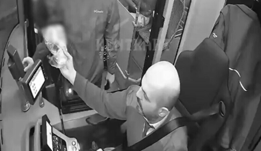 İftara yetişemeyeceklerini anladı, otobüsü kenara çekti... Şoförden yürekleri ısıtan hareket