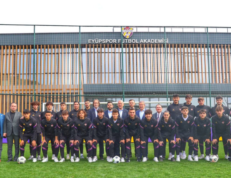 Eyüpspor'u ziyaret eden Bakan Soylu, gençlik yıllarını hatırlattı: Önce Togg ile geldi sonra top sektirdi Eyüpspor'u ziyaret eden Bakan Soylu, gençlik yıllarını hatırlattı: Önce Togg ile geldi sonra top sektirdi