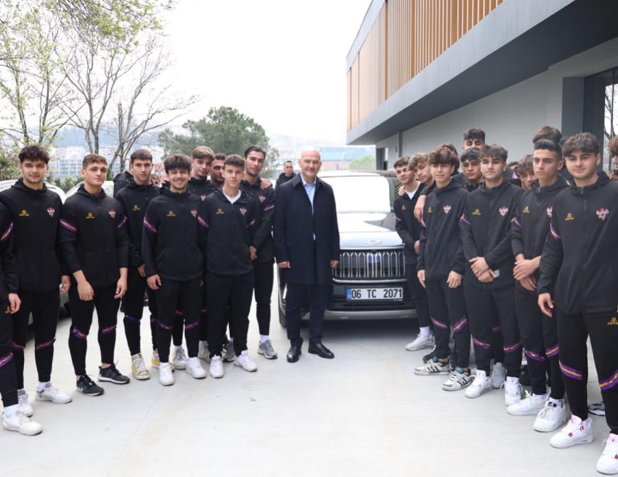 Eyüpspor'u ziyaret eden Bakan Soylu, gençlik yıllarını hatırlattı: Önce Togg ile geldi sonra top sektirdi Eyüpspor'u ziyaret eden Bakan Soylu, gençlik yıllarını hatırlattı: Önce Togg ile geldi sonra top sektirdi