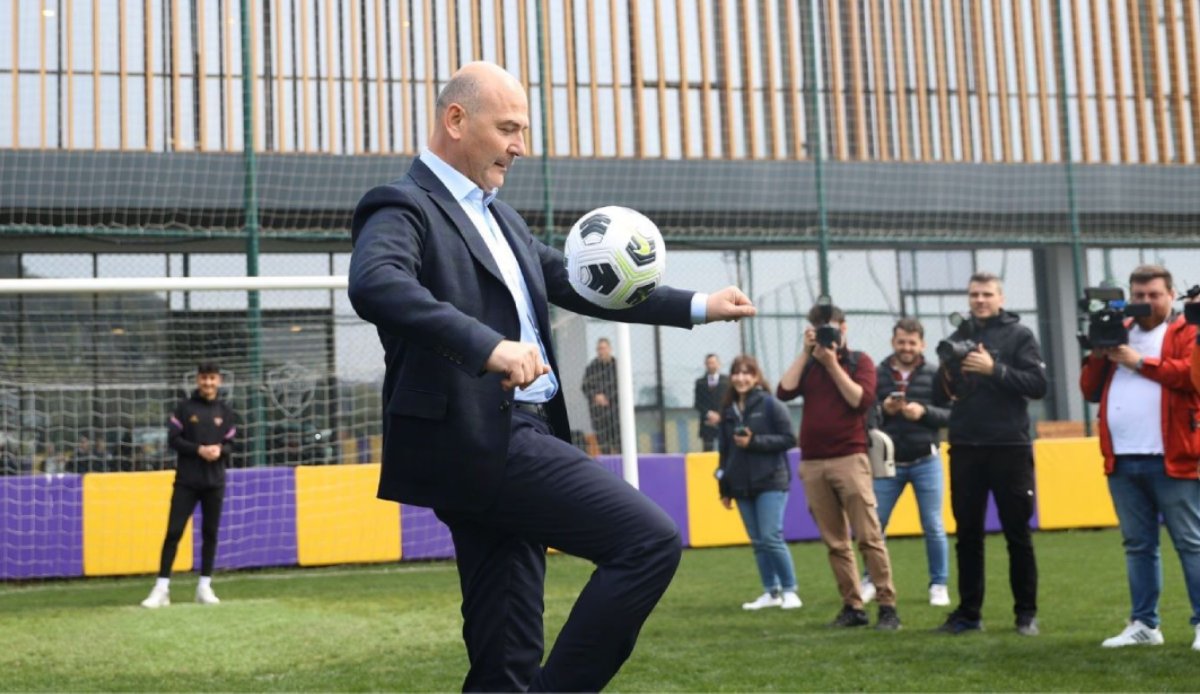 Eyüpspor'u ziyaret eden Bakan Soylu, gençlik yıllarını hatırlattı: Önce Togg ile geldi sonra top sektirdi Eyüpspor'u ziyaret eden Bakan Soylu, gençlik yıllarını hatırlattı: Önce Togg ile geldi sonra top sektirdi