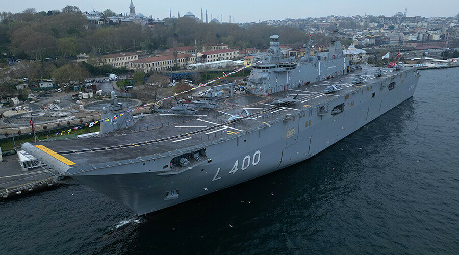 Bugün halkın ziyaretine açılıyor... Sarayburnu Limanı'na demir atan TCG Anadolu havadan böyle görüntülendi Bugün halkın ziyaretine açılıyor... Sarayburnu Limanı'na demir atan TCG Anadolu havadan böyle görüntülendi