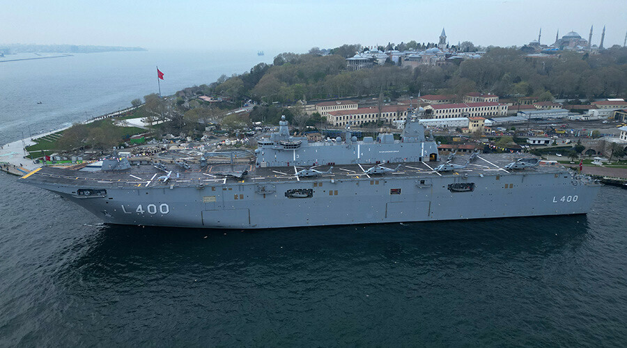 Bugün halkın ziyaretine açılıyor... Sarayburnu Limanı'na demir atan TCG Anadolu havadan böyle görüntülendi Bugün halkın ziyaretine açılıyor... Sarayburnu Limanı'na demir atan TCG Anadolu havadan böyle görüntülendi