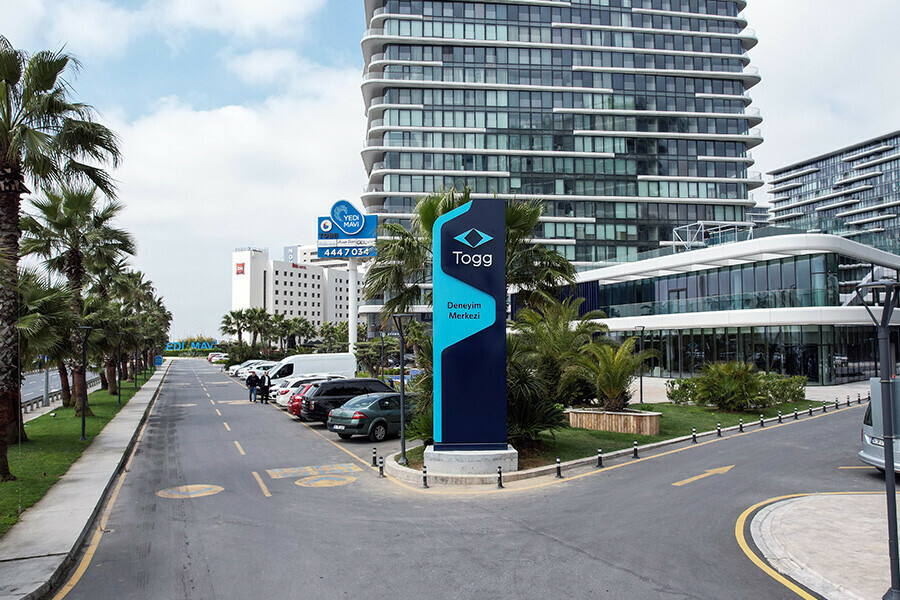 Togg CEO'sundan muhalefete nükteli cevap: Yerli otomobil 'İtalya’nın epey doğusunda' ilk mağazasını açtı