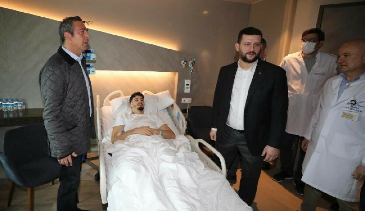 Ali Koç ve Fenerbahçeli yöneticilerden kaleci Altay Bayındır’a hastanede ziyaret