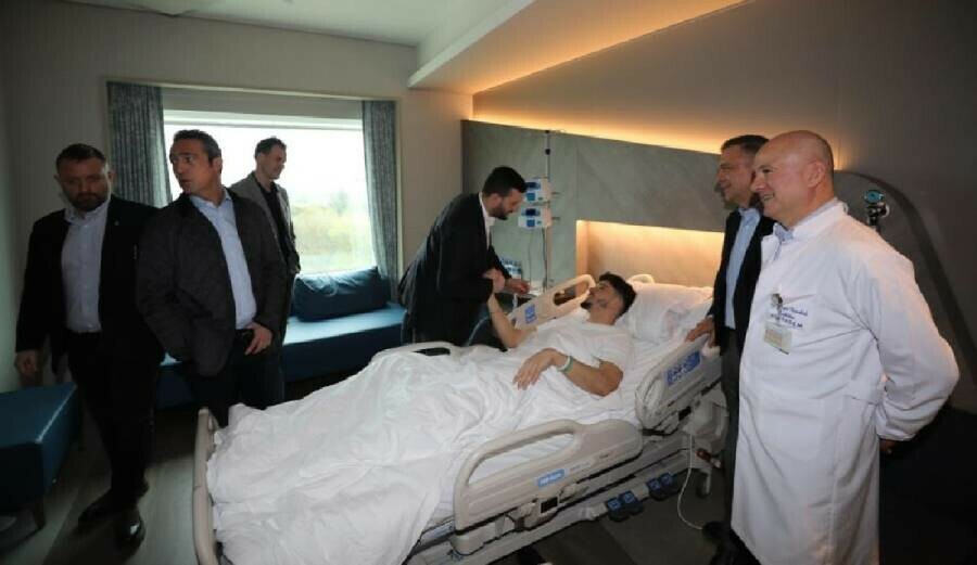 Ali Koç ve Fenerbahçeli yöneticilerden kaleci Altay Bayındır’a hastanede ziyaret Ali Koç ve Fenerbahçeli yöneticilerden kaleci Altay Bayındır’a hastanede ziyaret