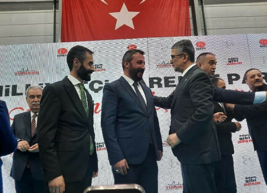 İYİ Partili Dumlu MHP saflarına katıldı İYİ Partili Dumlu MHP saflarına katıldı
