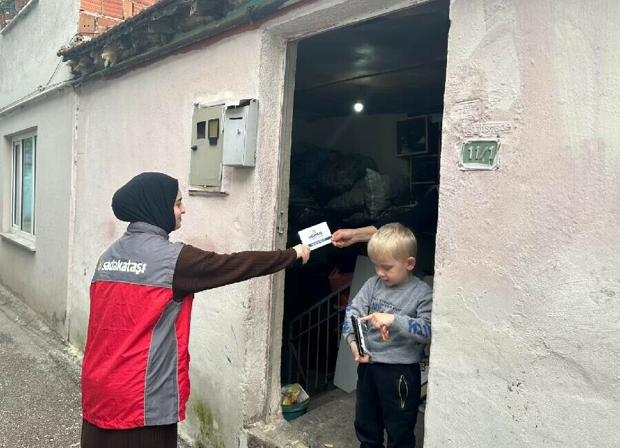 Sadakataşı’ndan Türkiye’de 25 bin aileye gıda yardımı Sadakataşı’ndan Türkiye’de 25 bin aileye gıda yardımı