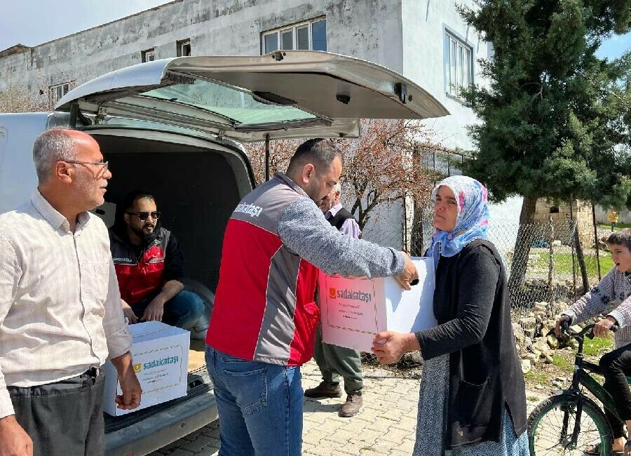 Sadakataşı’ndan Türkiye’de 25 bin aileye gıda yardımı Sadakataşı’ndan Türkiye’de 25 bin aileye gıda yardımı
