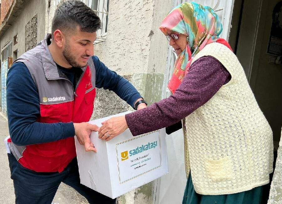 Sadakataşı’ndan Türkiye’de 25 bin aileye gıda yardımı Sadakataşı’ndan Türkiye’de 25 bin aileye gıda yardımı