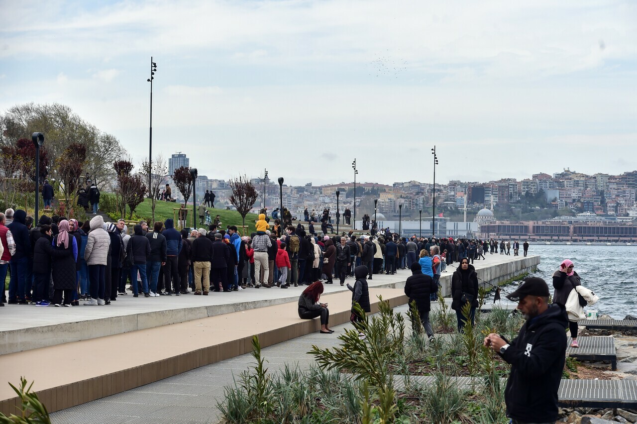 TCG Anadolu gemisini görmek isteyen vatandaşlar 2 km kuyruk oluşturdu TCG Anadolu gemisini görmek isteyen vatandaşlar 2 km kuyruk oluşturdu