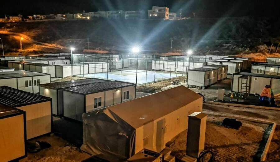 Hatay'da depremzedeler için 100 konteynerlik basketbol köyü kuruldu Hatay'da depremzedeler için 100 konteynerlik basketbol köyü kuruldu