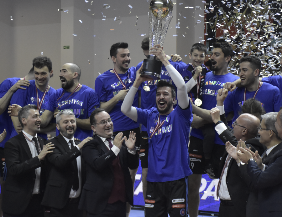 Halkbank, Fenerbahçe HDI Sigorta'yı devirip şampiyon oldu! Halkbank, Fenerbahçe HDI Sigorta'yı devirip şampiyon oldu!