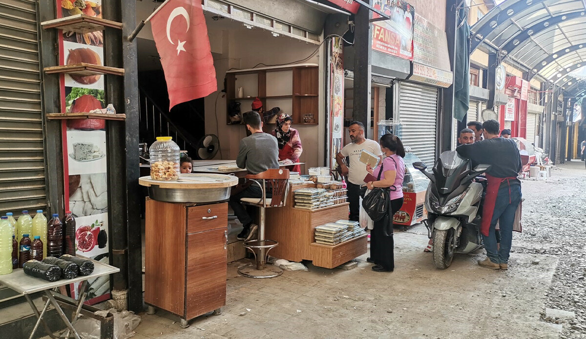 Hatay’da enkaz gölgesinde buruk bayram! Kepenk açan az sayıda esnaf bayrama hazırlanıyor