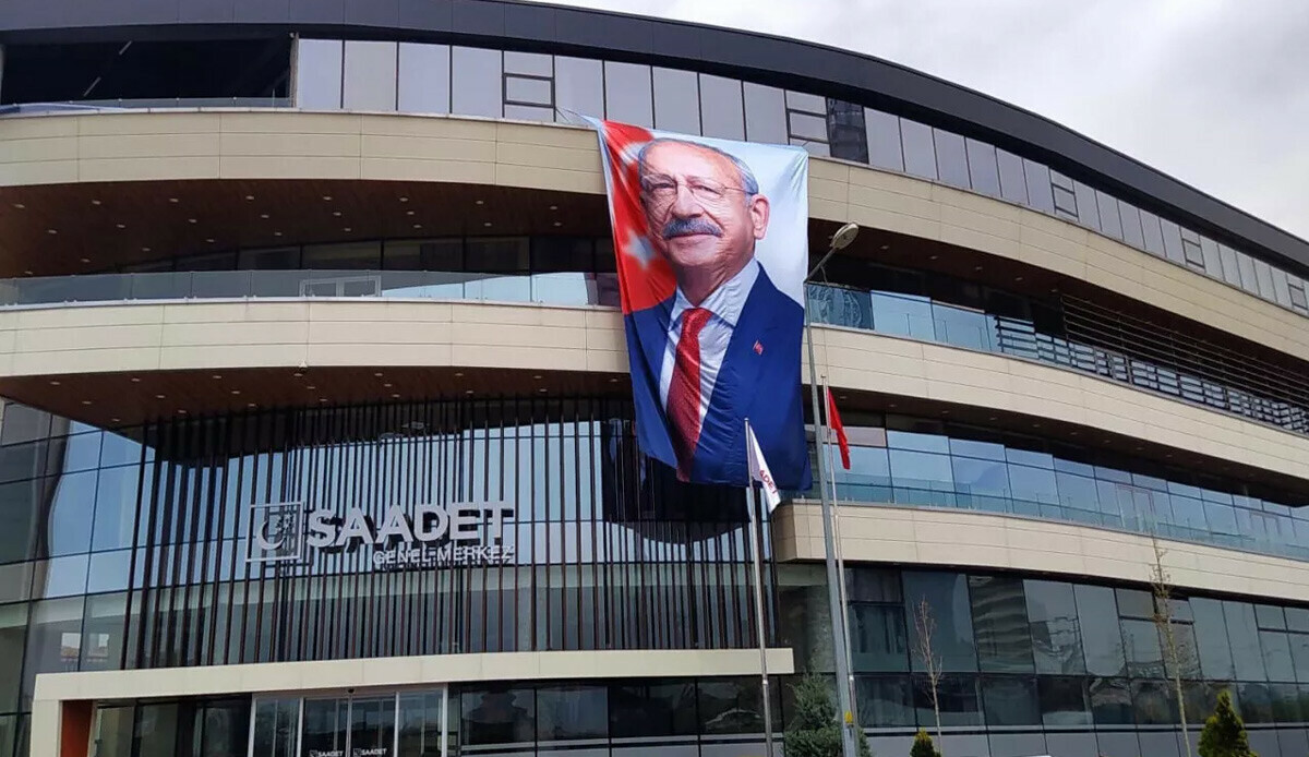 Saadet Partisi'nden dikkat çeken hareket: Parti binasına dev Kılıçdaroğlu posteri Saadet Partisi'nden dikkat çeken hareket: Parti binasına dev Kılıçdaroğlu posteri