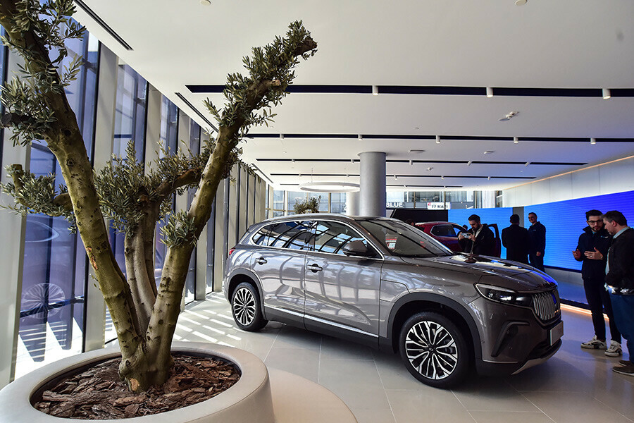 Togg CEO'sundan muhalefete nükteli cevap: Yerli otomobil 'İtalya’nın epey doğusunda' ilk mağazasını açtı