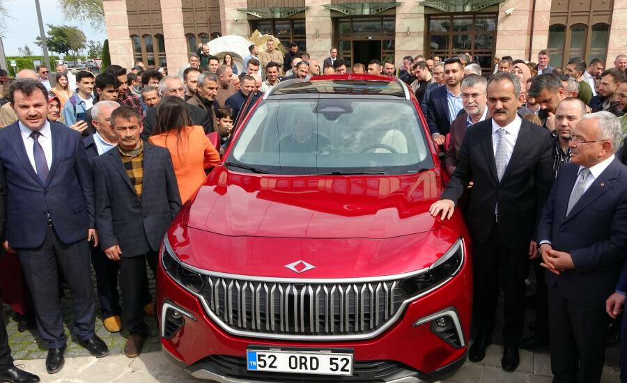 Vatandaşın Togg gözyaşları: Kendi otomobilimize bindiğim için çok mutluyum Vatandaşın Togg gözyaşları: Kendi otomobilimize bindiğim için çok mutluyum
