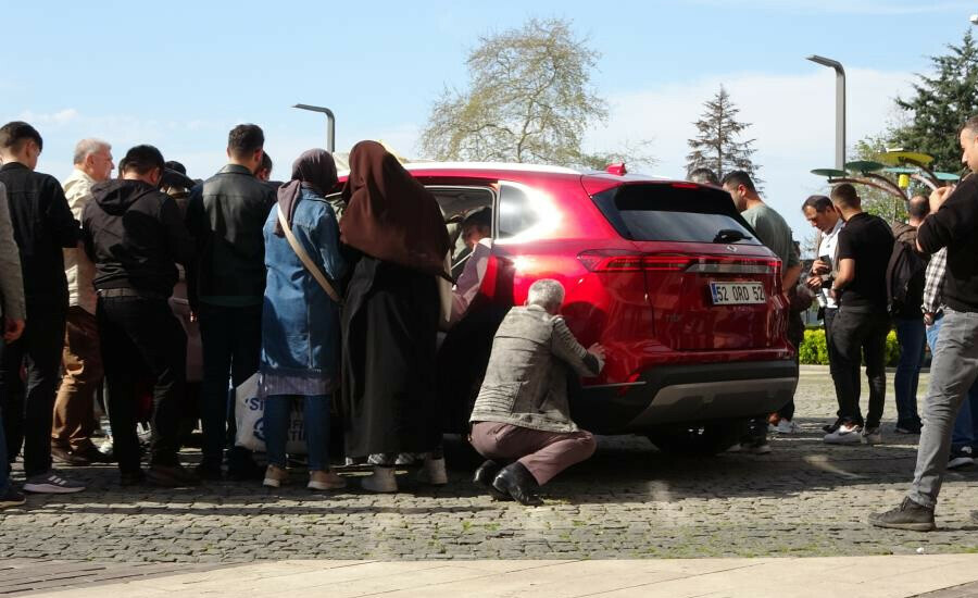 Vatandaşın Togg gözyaşları: Kendi otomobilimize bindiğim için çok mutluyum Vatandaşın Togg gözyaşları: Kendi otomobilimize bindiğim için çok mutluyum