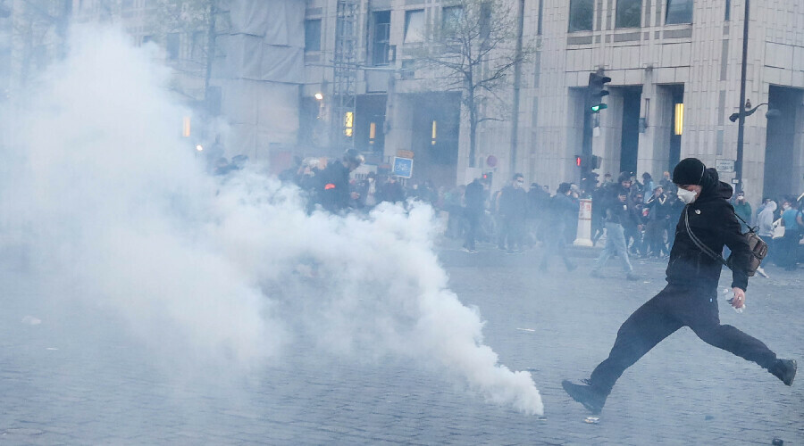 Fransa'da Cumhurbaşkanı Macron'a karşı olan öfke dinmiyor Fransa'da Cumhurbaşkanı Macron'a karşı olan öfke dinmiyor