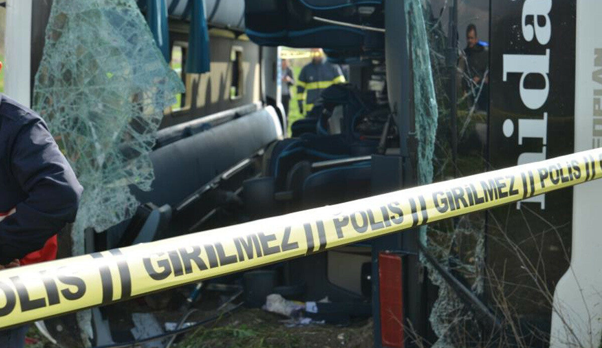 Eskişehir'de korkunç kaza! İşçi otobüsü şarampole uçtu: 3 ölü, 31 yaralı Eskişehir'de korkunç kaza! İşçi otobüsü şarampole uçtu: 3 ölü, 31 yaralı