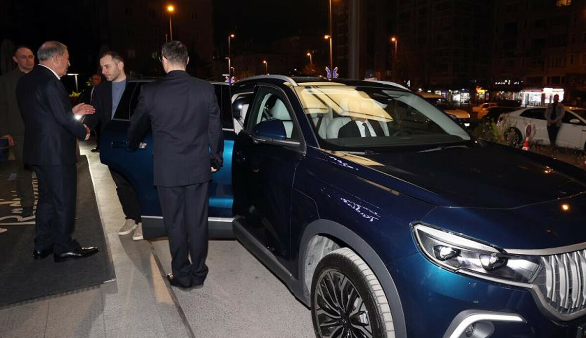 Bakan Akar'dan Ukraynalı bakana Togg jesti! MSB'ye verilen aracı tahsis etti: Nasıl beğendiniz mi?