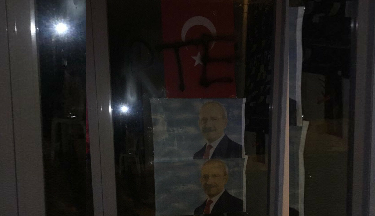 Ataşehir CHP seçim bürosuna yapılan saldırıya ilişkin İstanbul Valiliği'nden açıklama Ataşehir CHP seçim bürosuna yapılan saldırıya ilişkin İstanbul Valiliği'nden açıklama