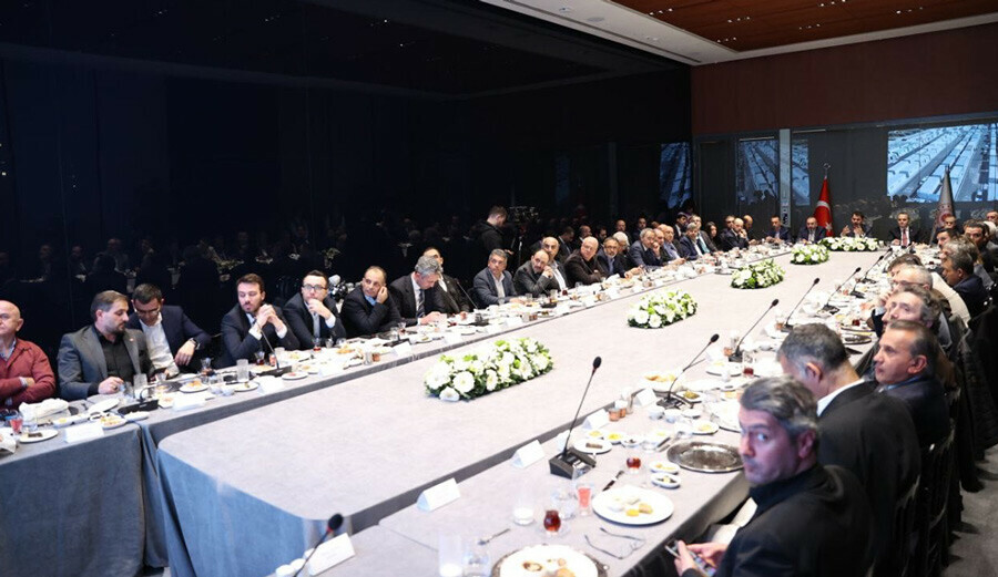 Bakan Kurum bayramın birinci gününü işaret etti: Cumhurbaşkanımız müjdeleri açıklayacak Bakan Kurum bayramın birinci gününü işaret etti: Cumhurbaşkanımız müjdeleri açıklayacak