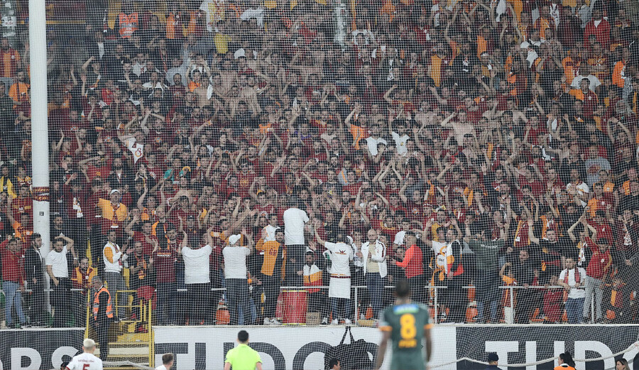 Galatasaray kombine yenilemede rekor kırdı! İlk gün tam yüzde 40'lık artış Galatasaray kombine yenilemede rekor kırdı! İlk gün tam yüzde 40'lık artış