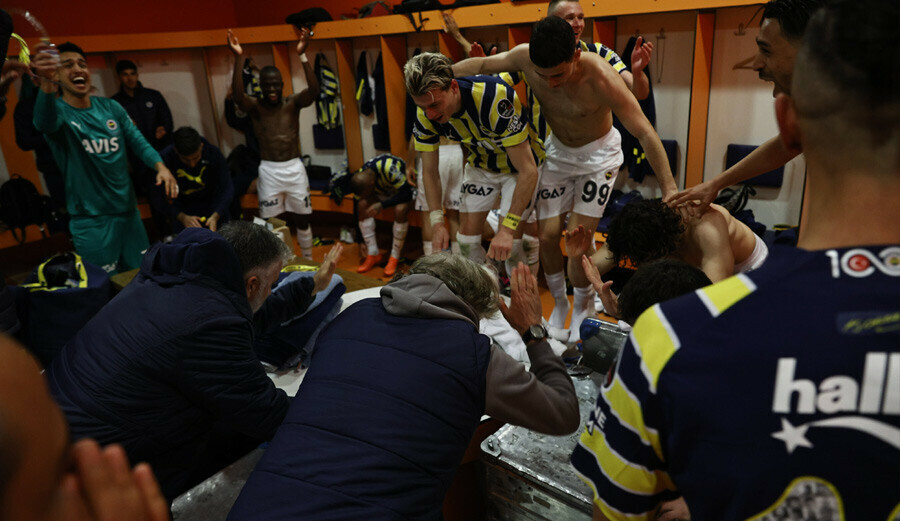 Jorge Jesus soyunma odasındaki kutlamada futbolcularına eşlik etti