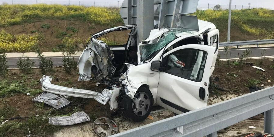 Araç yön levhasına saplandı! Feci kazada anne ve oğlu hayatını kaybetti