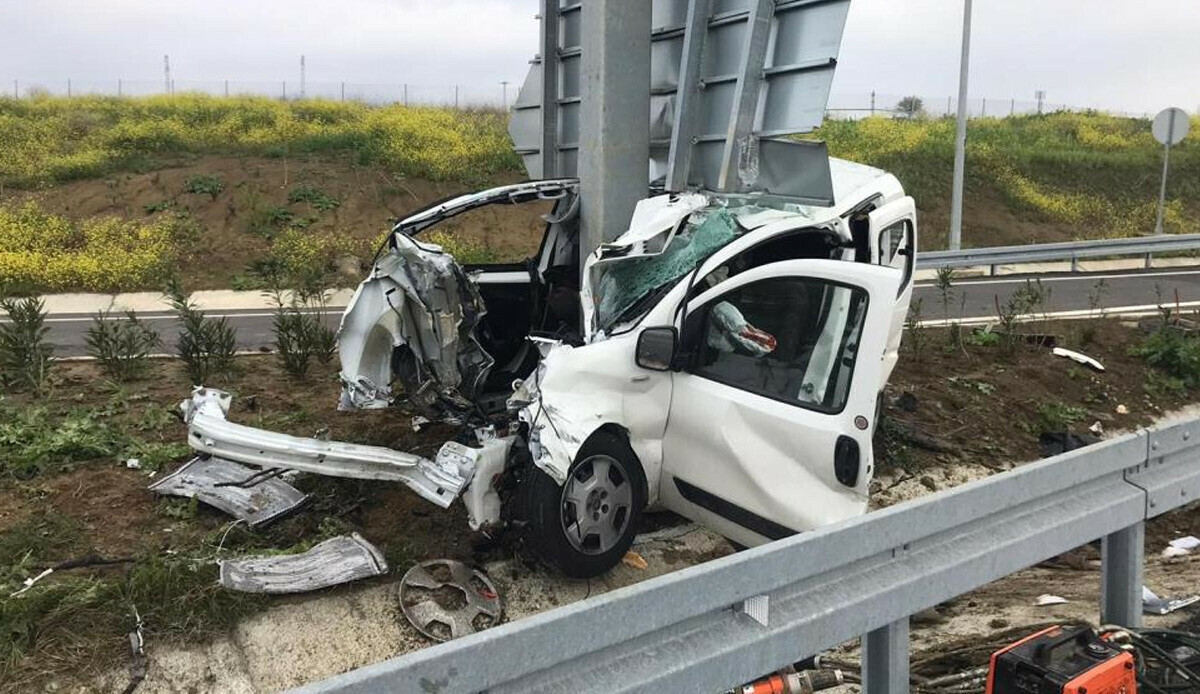 Araç yön levhasına saplandı! Feci kazada anne ve oğlu hayatını kaybetti
