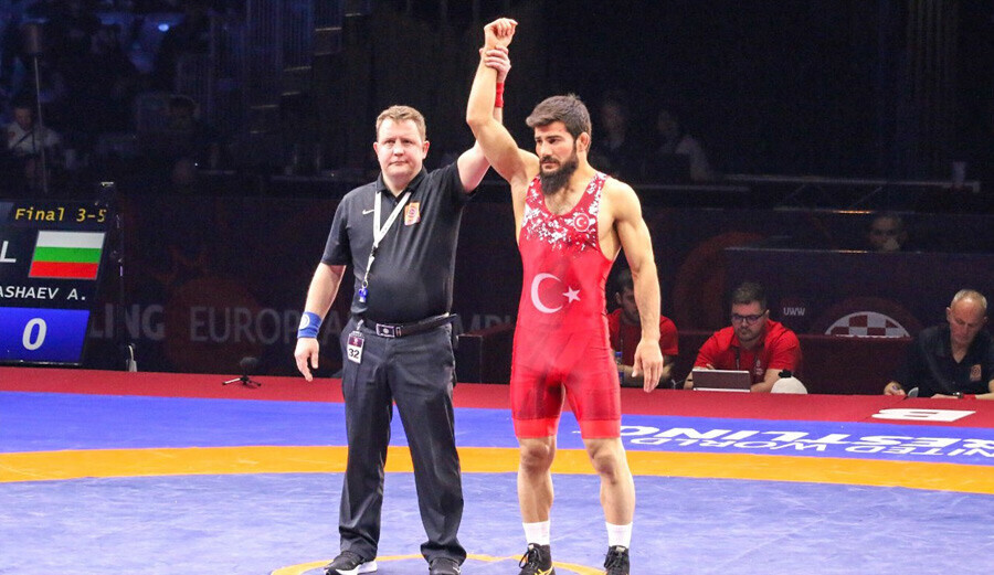 Son Dakika! Milli güreşçi Feyzullah Aktürk Avrupa şampiyonu oldu