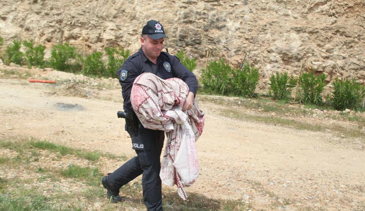 'Ceset' ihbarı polisleri alarma geçirdi! Ekipler 1 metrelik bezin içinden çıkanla şoke oldu 'Ceset' ihbarı polisleri alarma geçirdi! Ekipler 1 metrelik bezin içinden çıkanla şoke oldu