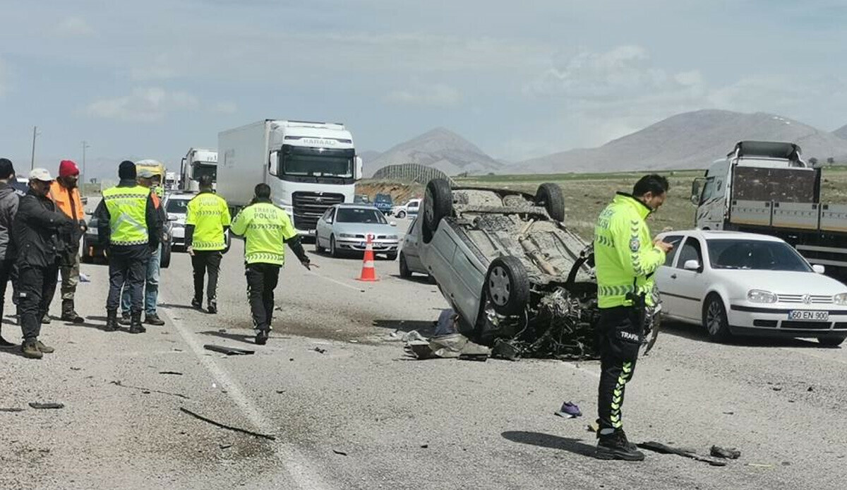 Kahramanmaraş'ta facia! Yola çıkan köpek 3'ü aynı aileden, 4 kişinin ölümüne neden oldu Kahramanmaraş'ta facia! Yola çıkan köpek 3'ü aynı aileden, 4 kişinin ölümüne neden oldu