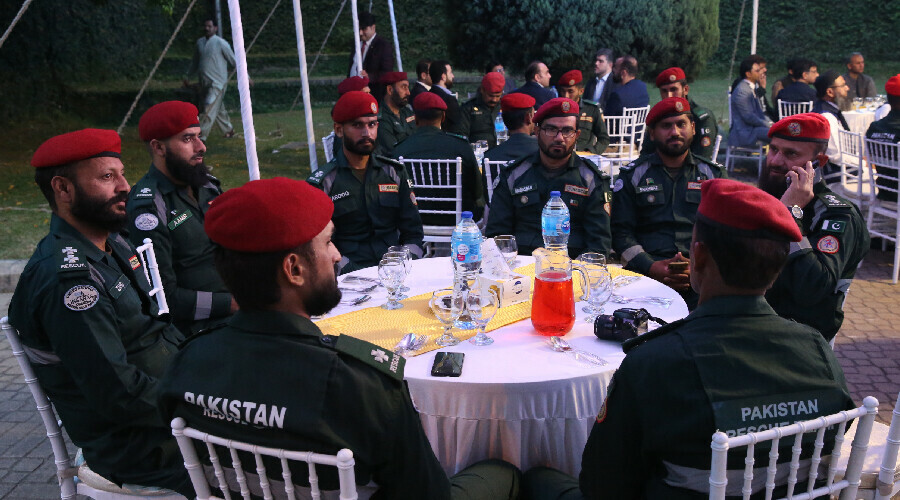TİKA, Pakistanlı arama-kurtarma ekipleri için iftar yemeği düzenledi TİKA, Pakistanlı arama-kurtarma ekipleri için iftar yemeği düzenledi