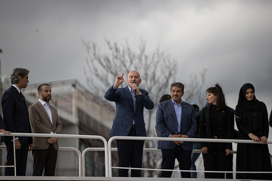 Bakan Soylu konuşma yaptığı sırada müzik çalan Yeşil Sol Partililere tepki gösterdi: Sorsanız özgürlük yok Bakan Soylu konuşma yaptığı sırada müzik çalan Yeşil Sol Partililere tepki gösterdi: Sorsanız özgürlük yok