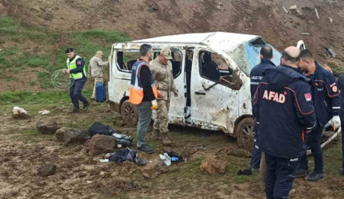 Sağlık personelini taşıyan minibüs şarampole uçtu: 2&#039;si çocuk 13 yaralı
