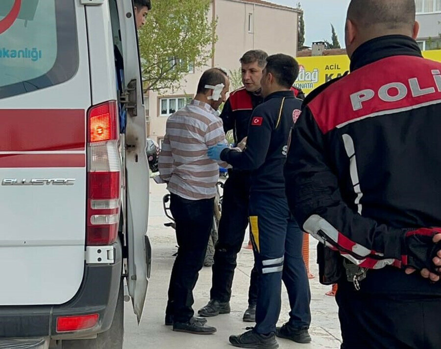 Bayramlaşma sırasında kavga çıktı: 10 kişi yaralandı Bayramlaşma sırasında kavga çıktı: 10 kişi yaralandı
