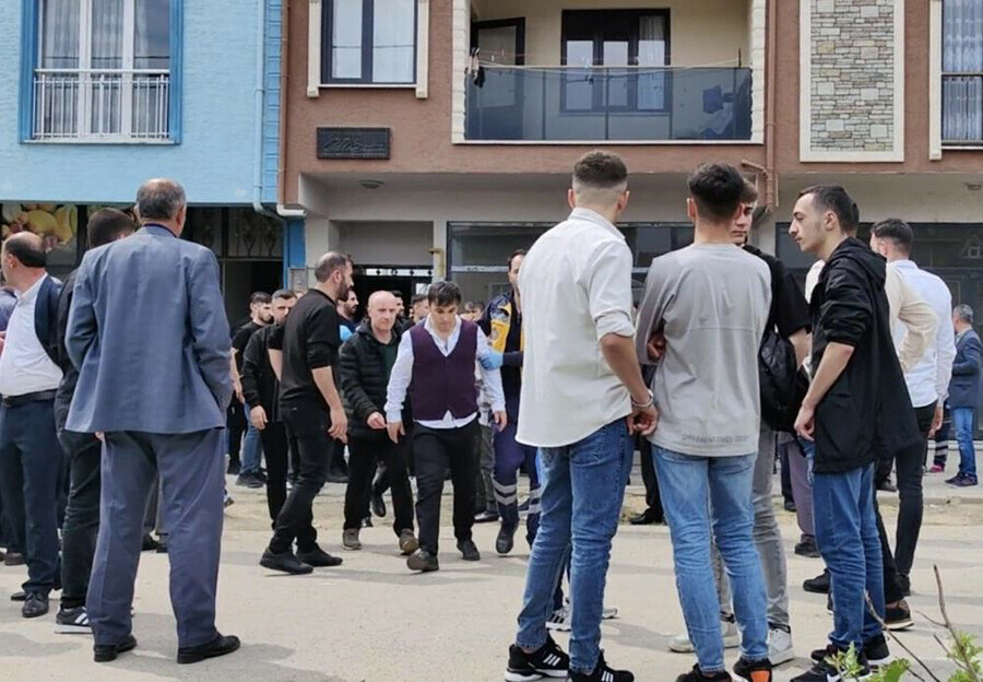Bayramlaşma sırasında kavga çıktı: 10 kişi yaralandı Bayramlaşma sırasında kavga çıktı: 10 kişi yaralandı