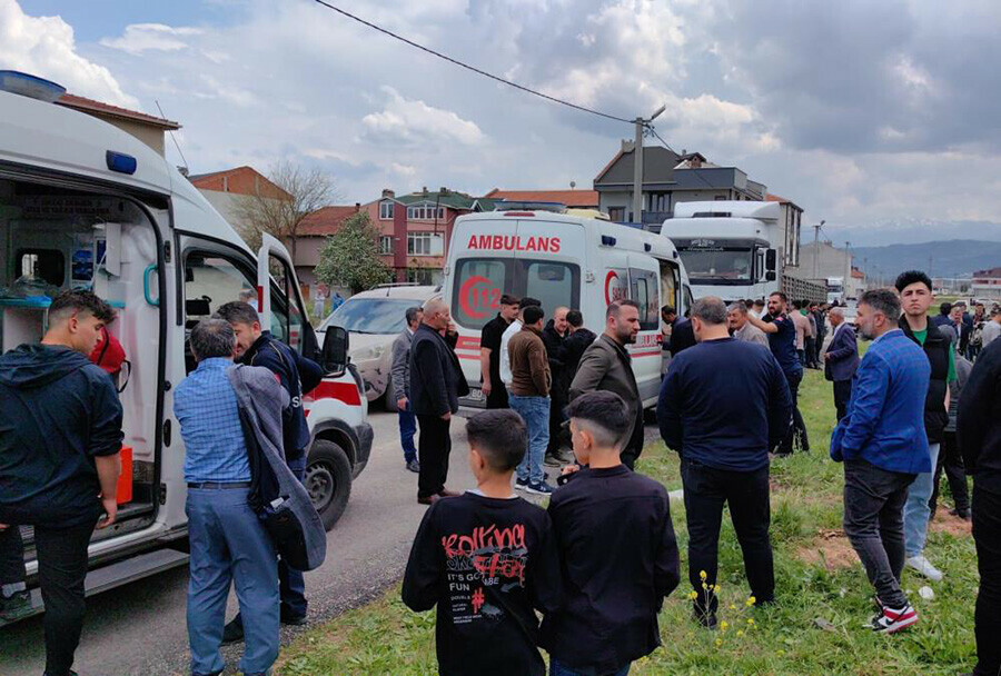 Bayramlaşma sırasında kavga çıktı: 10 kişi yaralandı Bayramlaşma sırasında kavga çıktı: 10 kişi yaralandı